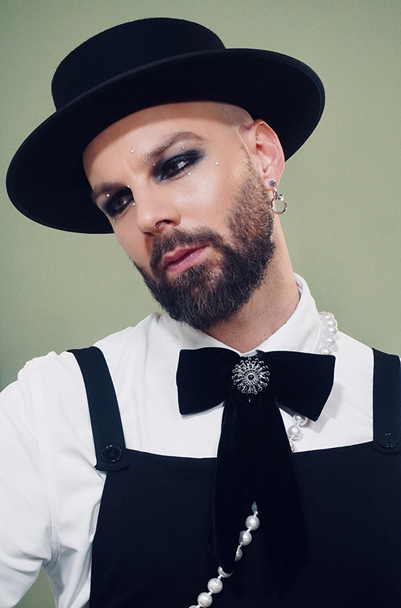 Mehr Glitzer. Mehr Mut. Mehr Patrisha. Ein Gespräch über extravagante Mode, queere Sichtbarkeit und die Freiheit, den eigenen Weg zu gehen